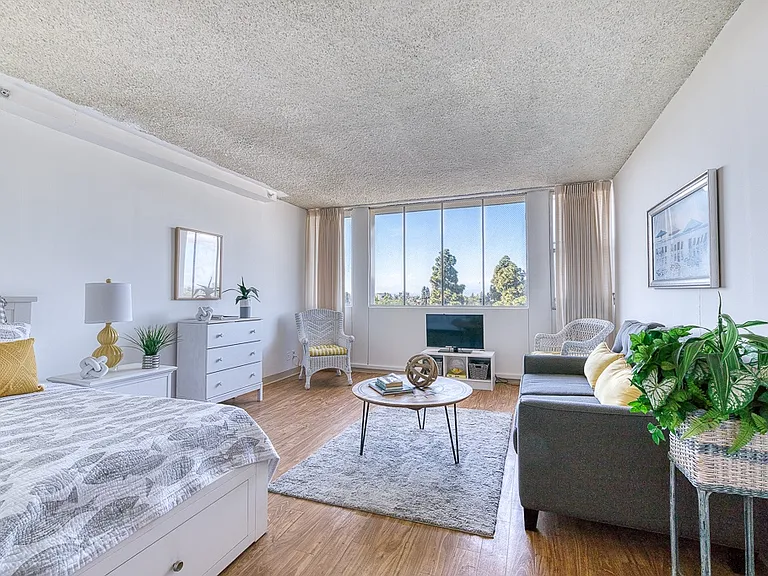 Bay Towers at Bixby Knolls - 55+ Active Adult Apartments — Photo 6