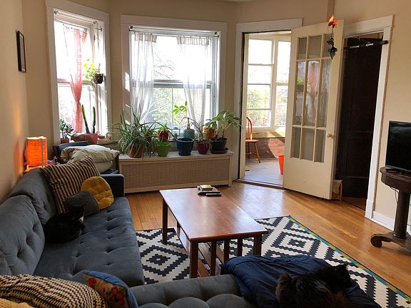 2nd image of 1321 W Elmdale Ave APT 2