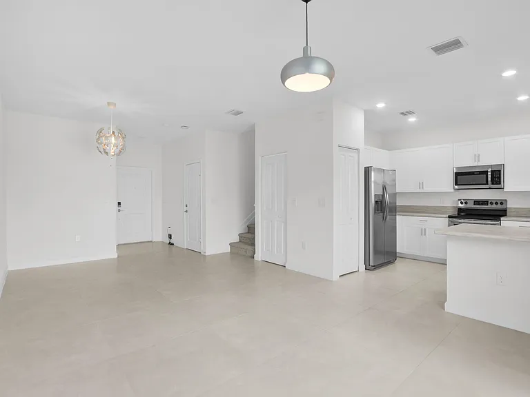 20610 NE 5th Pl — Photo 11