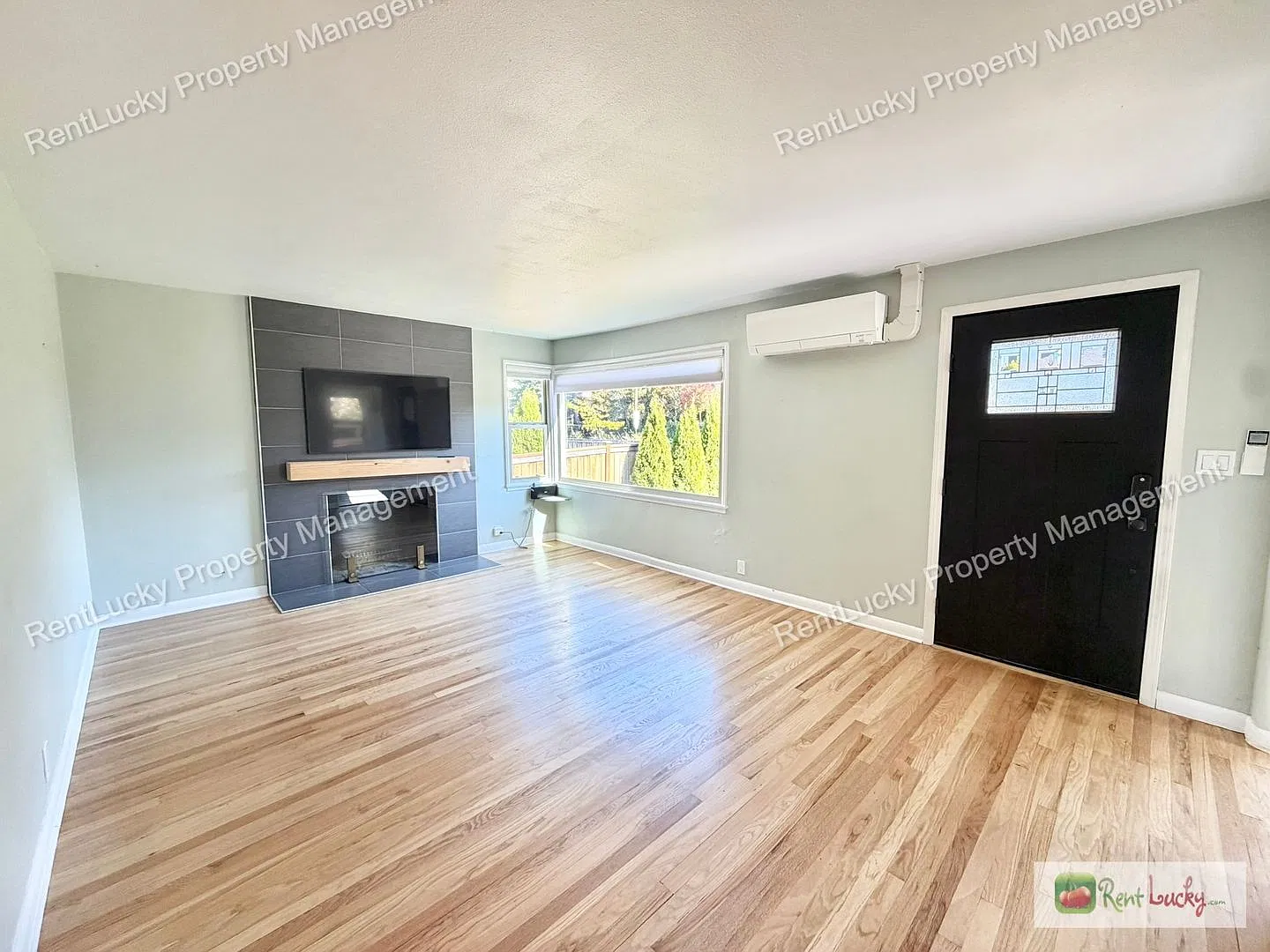 Terrific 4 Bedroom House in Beacon Hill! Fully Fenced Yard and Bonus Room! — Photo 2