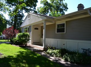 21 Meadowlark Ln, Carpentersville, IL 60110