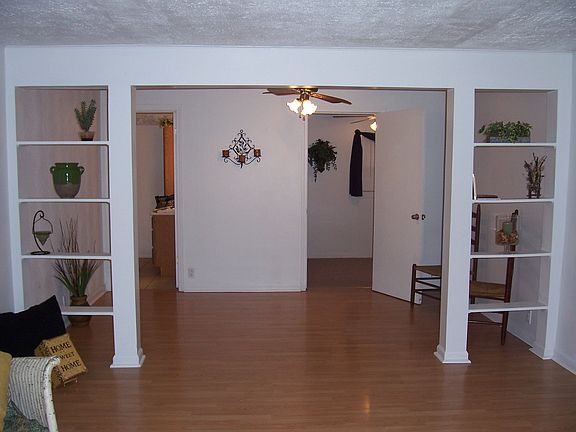 Great Dining Room w/Custom Bookshelves!