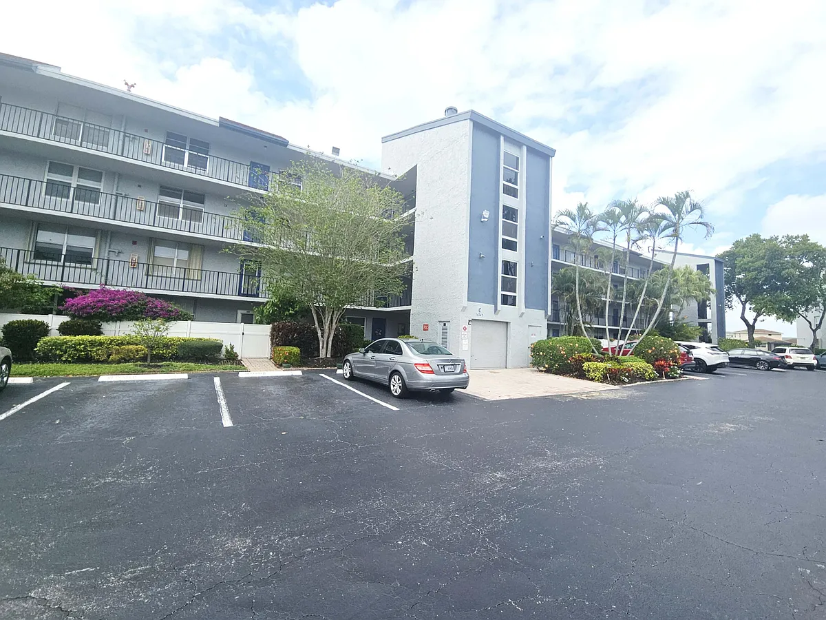 Building Photo - 14747 Cumberland Dr #301