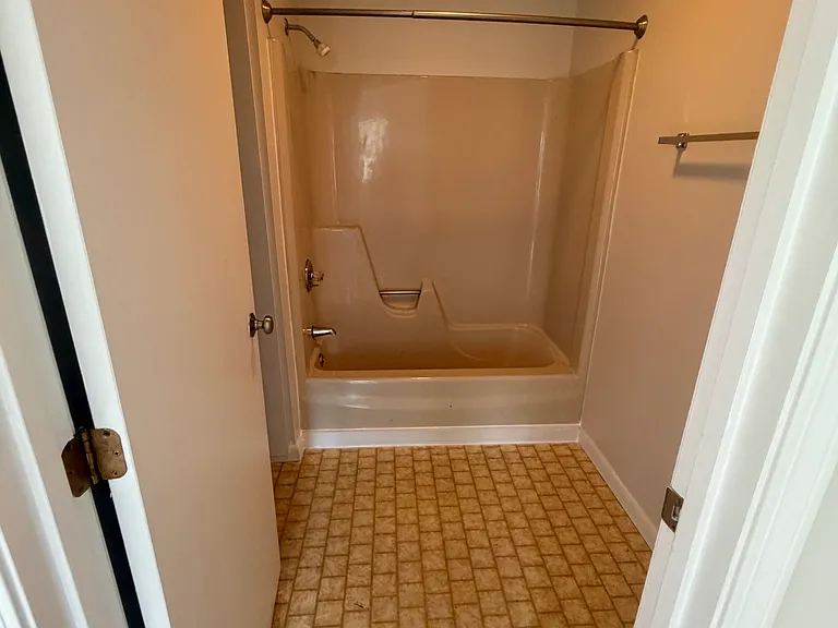 shower/bathroom off master bedroom