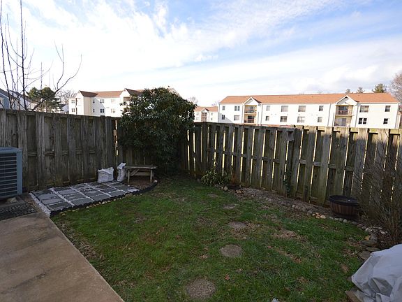 4th image of 305 Surry Ln