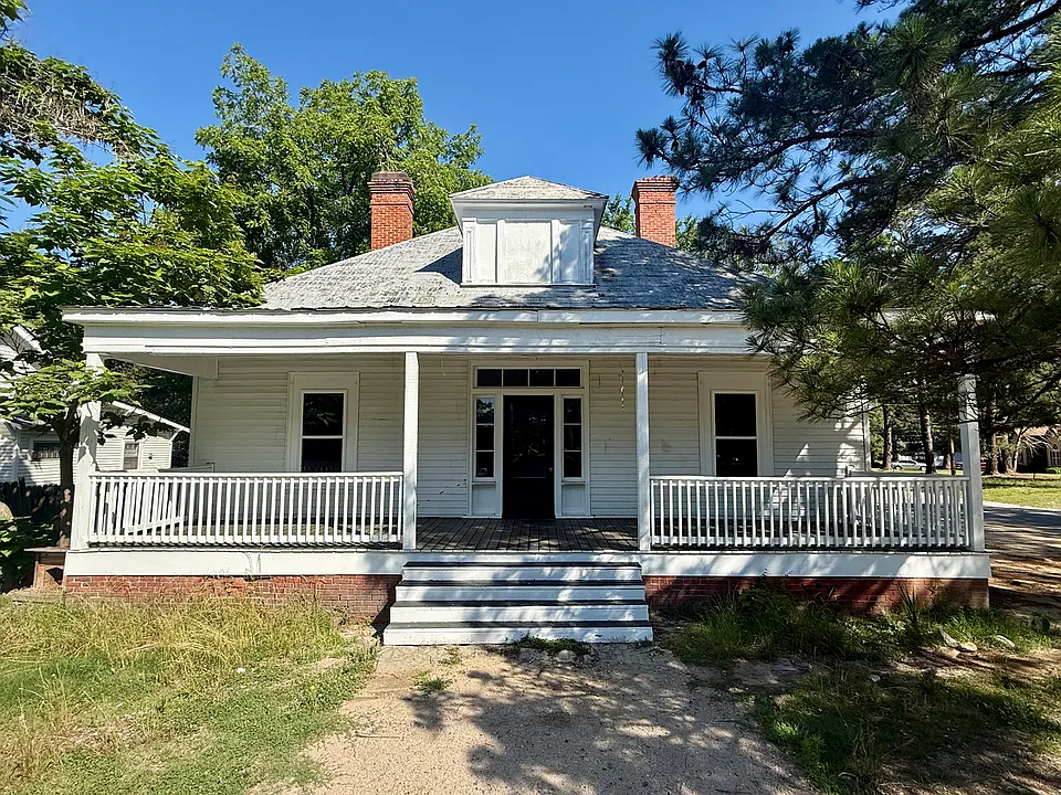 213 Dennis St