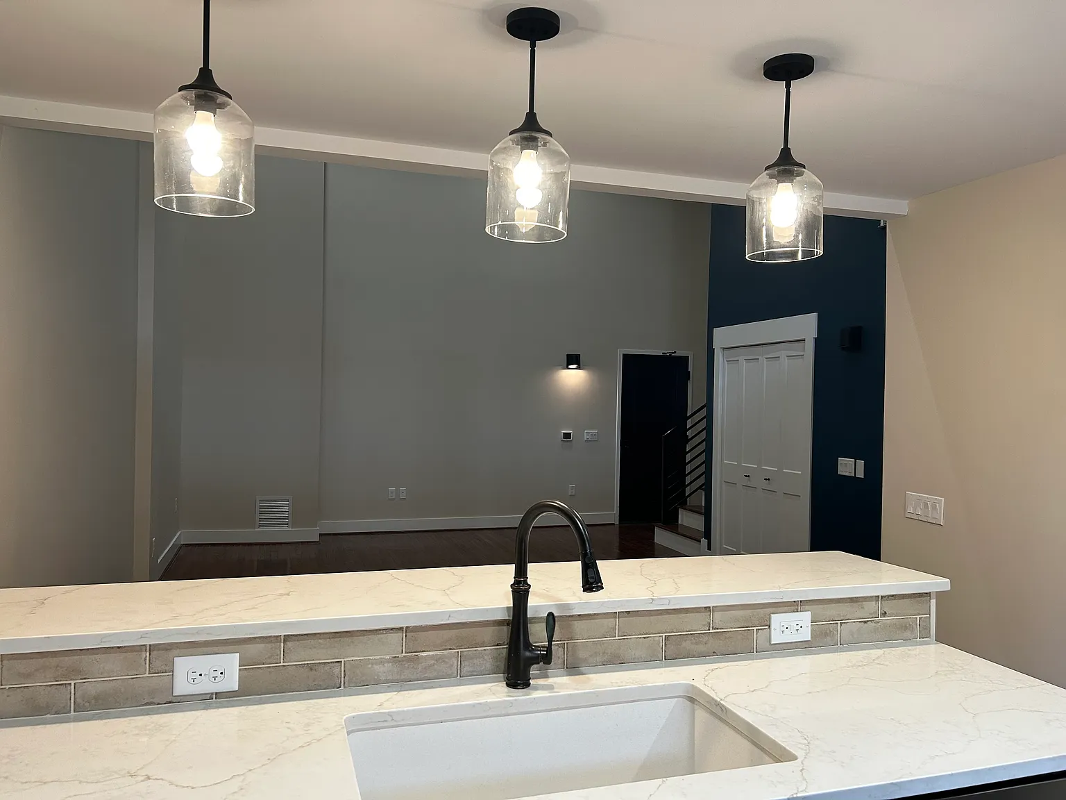 2 bed, 1100 sqft, $2,250 — Photo 2