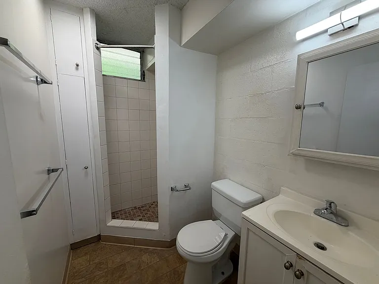 403 Hobron Ln — Photo 8