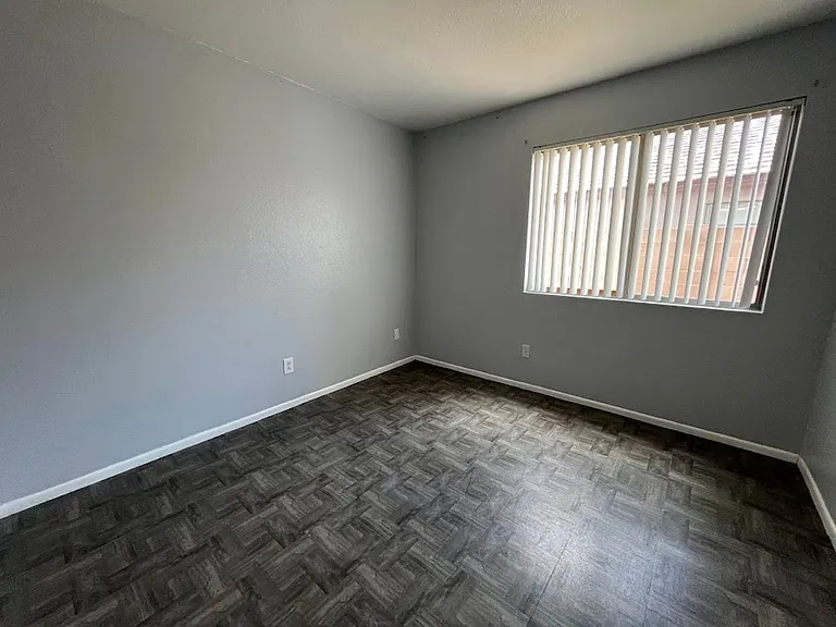 4518 N 84th Ave — Photo 16