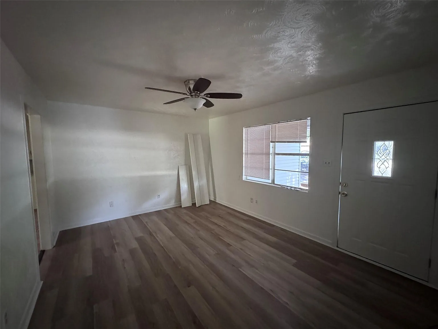 3 bed, 2.0 bath, 1211 sqft, $1,650 — Photo 2