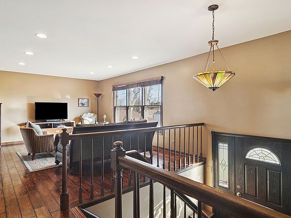 2nd image of 15 Newtown Ct E
