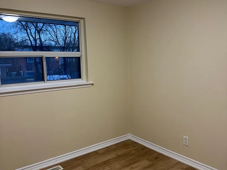 28 Alexandria Cres — Photo 5