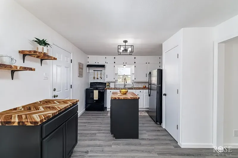 Great remodel with lots of space to roam! — Photo 4
