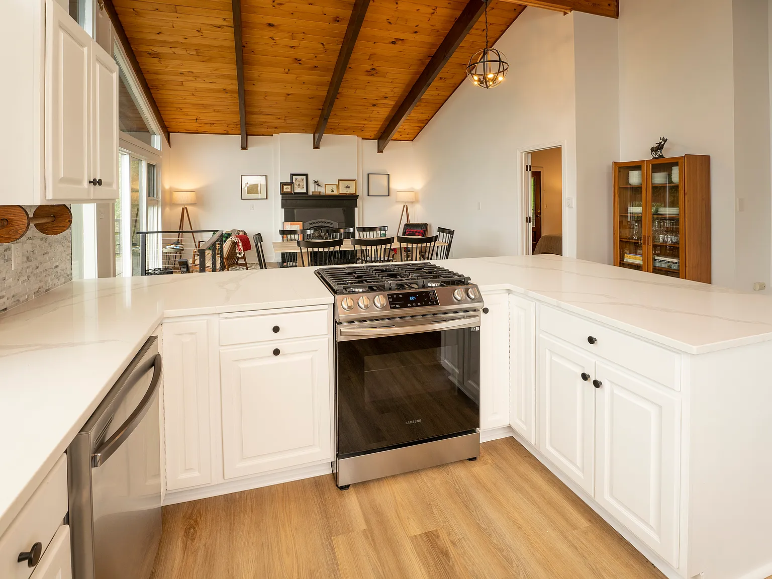 4 bed, 2.5 bath, 1928 sqft, $4,500 — Photo 3