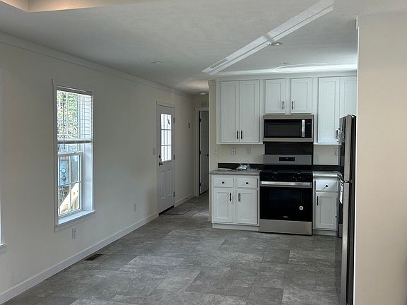 4th image of 160 Booth St