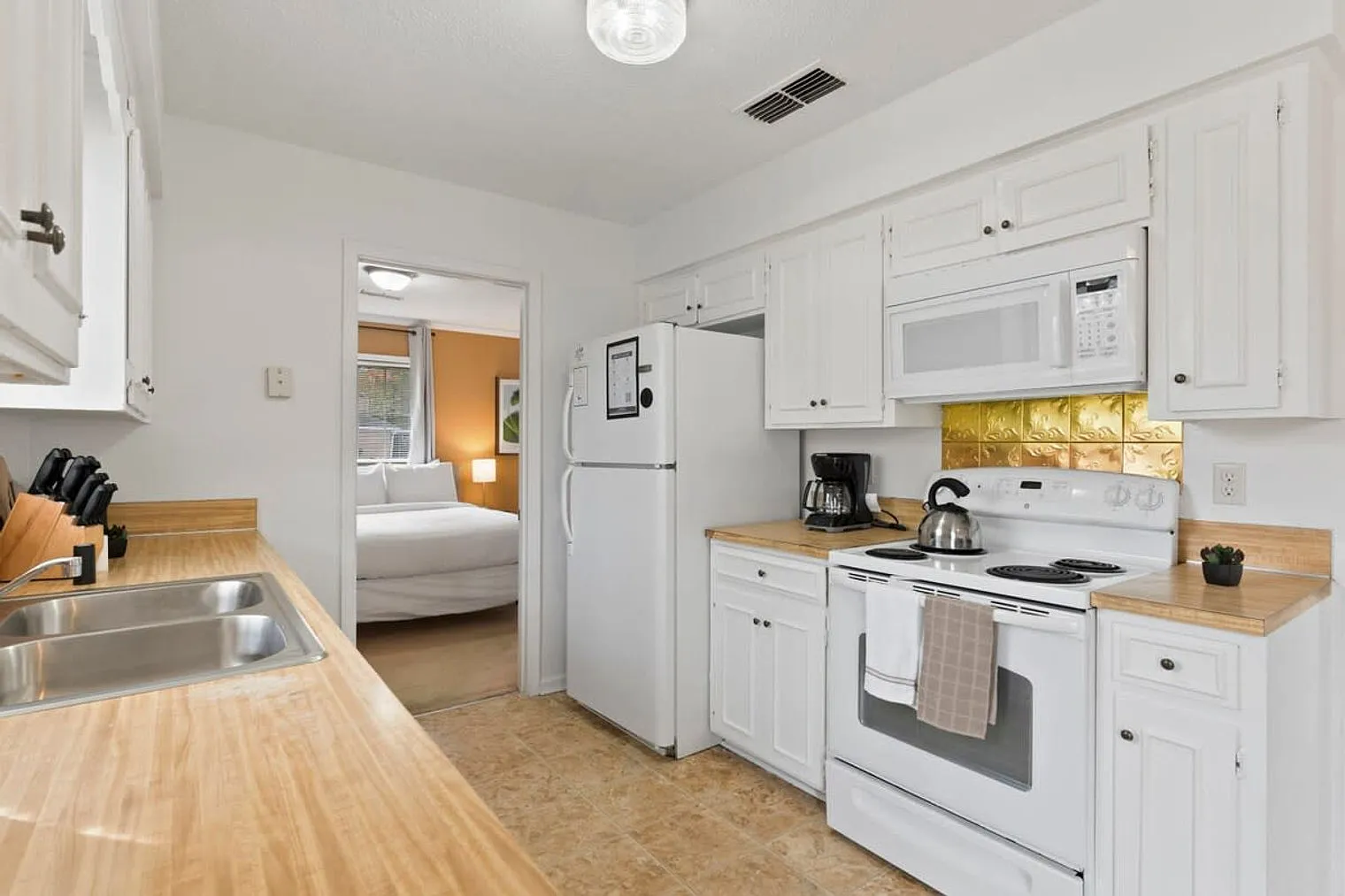 5 bed, 2.0 bath, 1991 sqft, $4,228 — Photo 3
