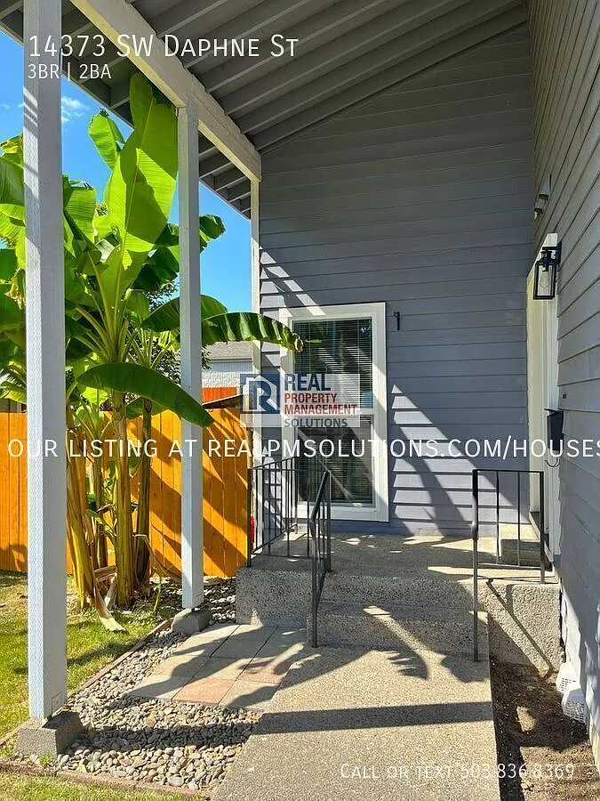 Spacious 3BR/2BA Duplex with Loft, Garage & Fenced Backyard — Photo 4