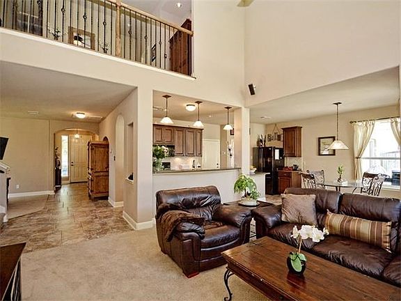 5th image of 724 Rosemount Dr