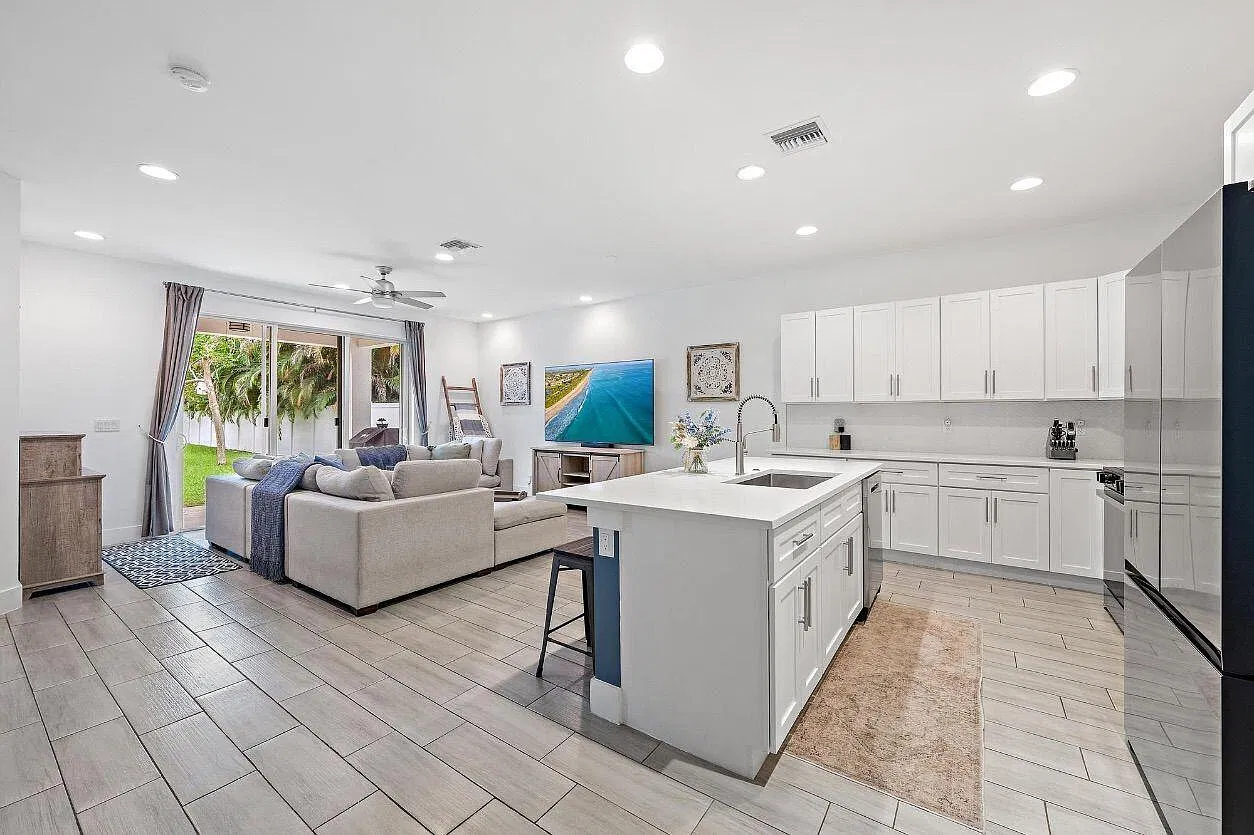 4 bed, 2.0 bath, 1708 sqft, $4,200 — Photo 2