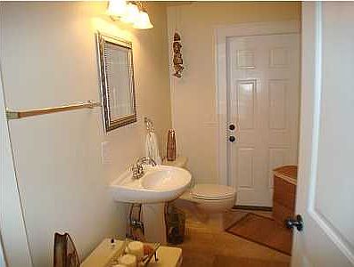 MIL bath w large WI Closet