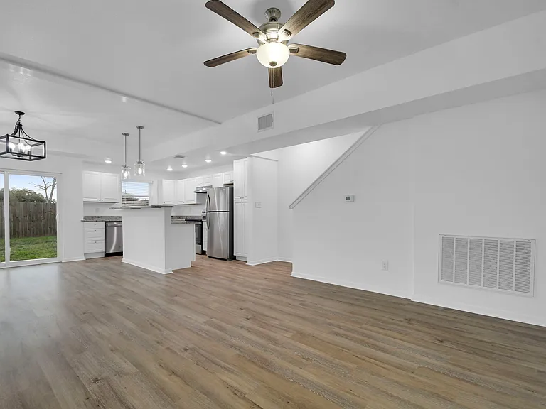 1004 E Fannin St #1006 — Photo 14