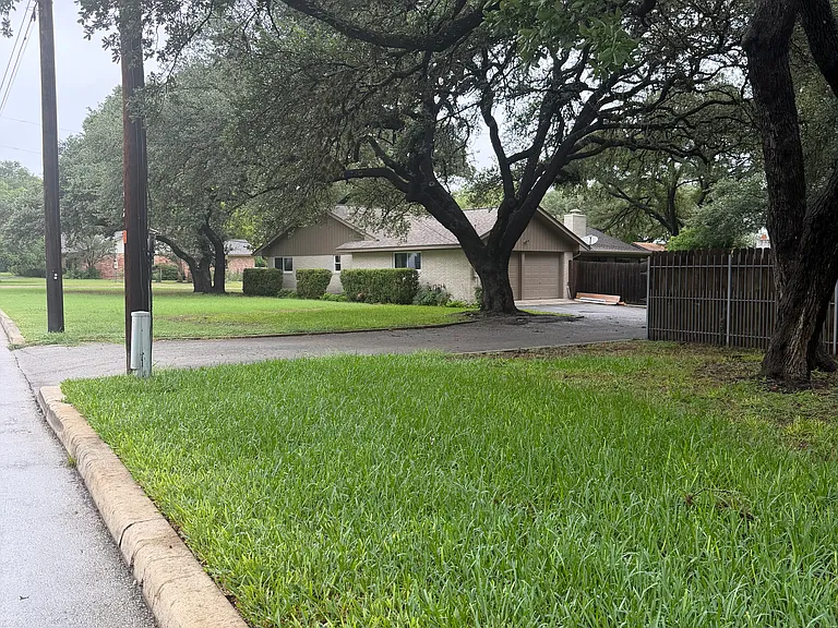 300 Oak Tree Ln — Photo 21