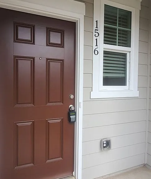 1516 Vernon Blvd — Photo 2