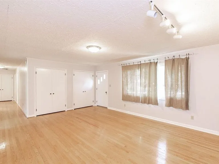 601 Broce Dr — Photo 1
