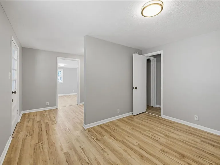 5010 Brookville Rd — Photo 10
