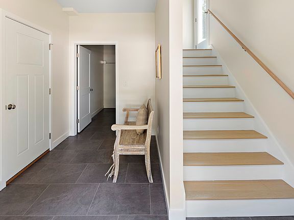 5th image of 22 Briarwood Ln