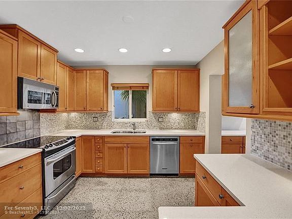 5th image of 325 NE 30th St