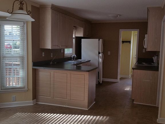 Kitchen and breakfast area 