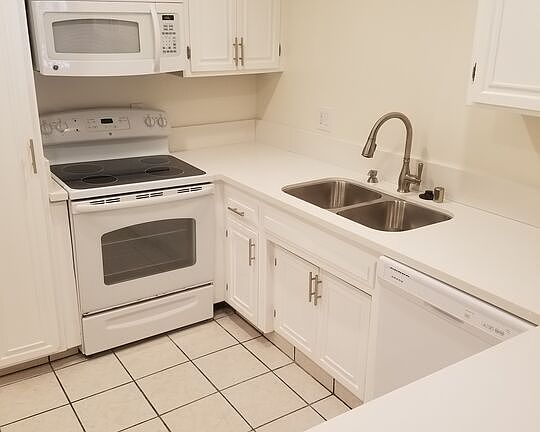 3rd image of 827 2nd St #102