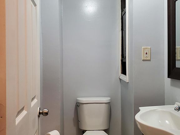 5th image of 1344 Taylor Ave APT 1