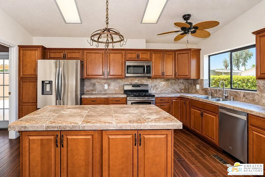 2 bed, 2.0 bath, 1646 sqft, $2,700 — Photo 2