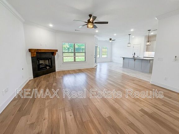 3rd image of 751 Spicewood Trl