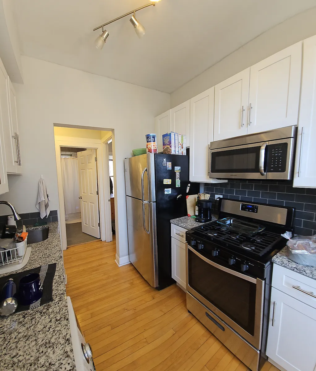 Building Photo - 5825 N Wayne Ave #2