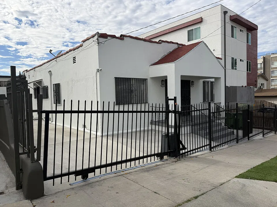 1113 S Hobart Blvd