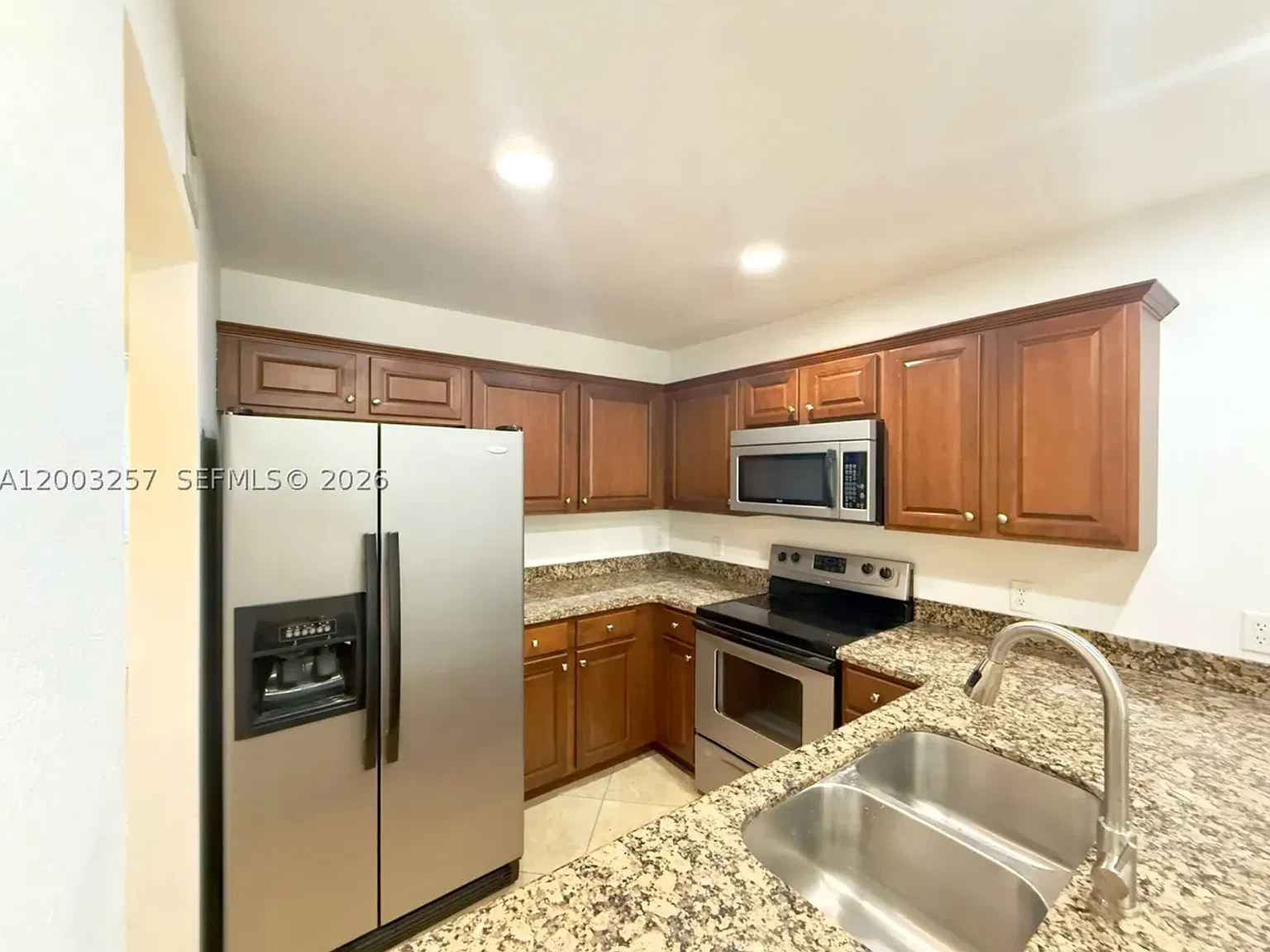 3 bed, 2.5 bath, 1220 sqft, $3,050 — Photo 3
