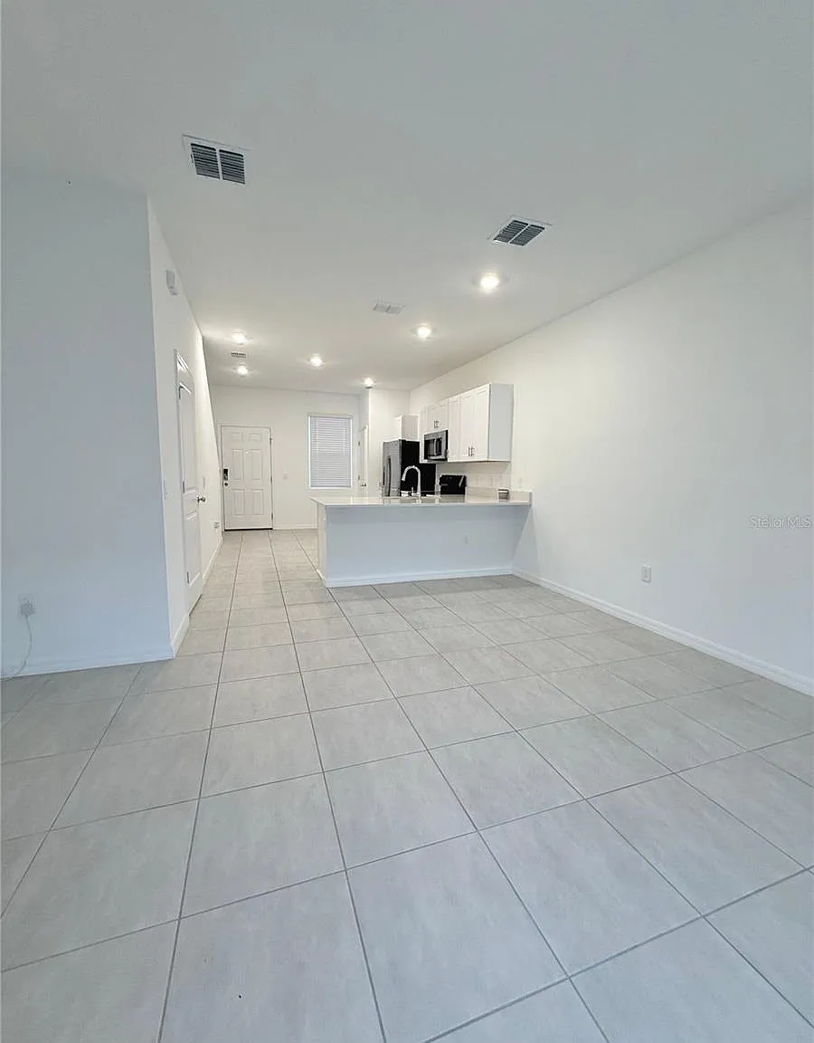 2 bed, 2.5 bath, 1023 sqft, $1,600 — Photo 2