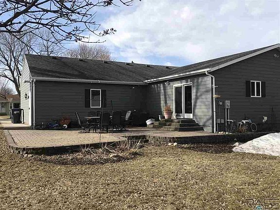3rd image of 412 W Brown St
