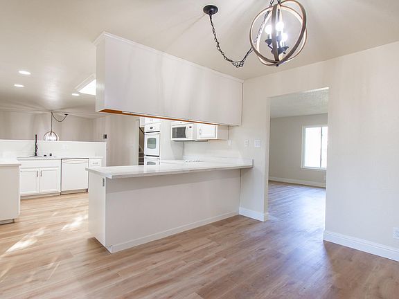 2nd image of 631 Whitehall Cir