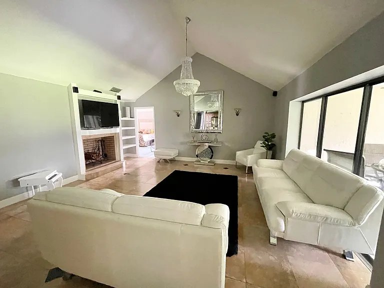 1102 S Sugartree Dr — Photo 15
