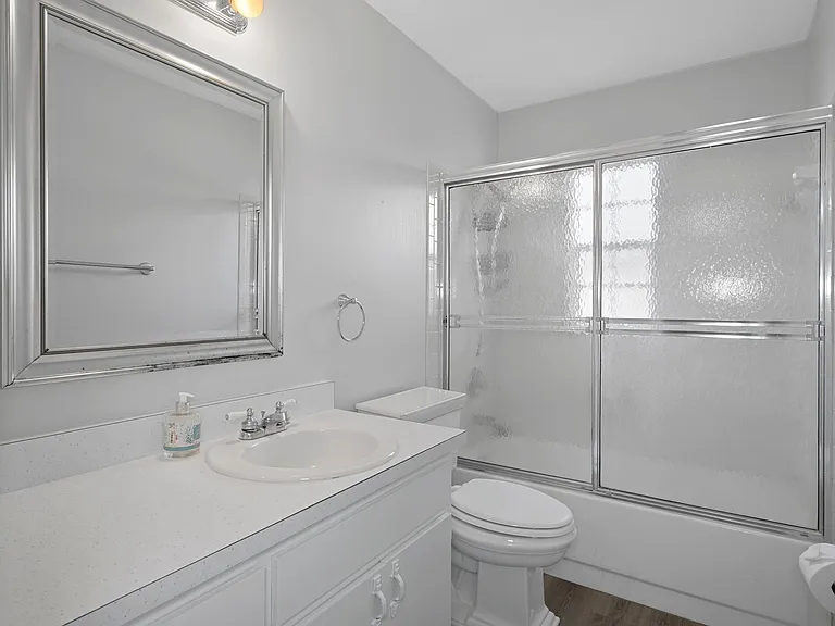 Hall bath with tub/shower
