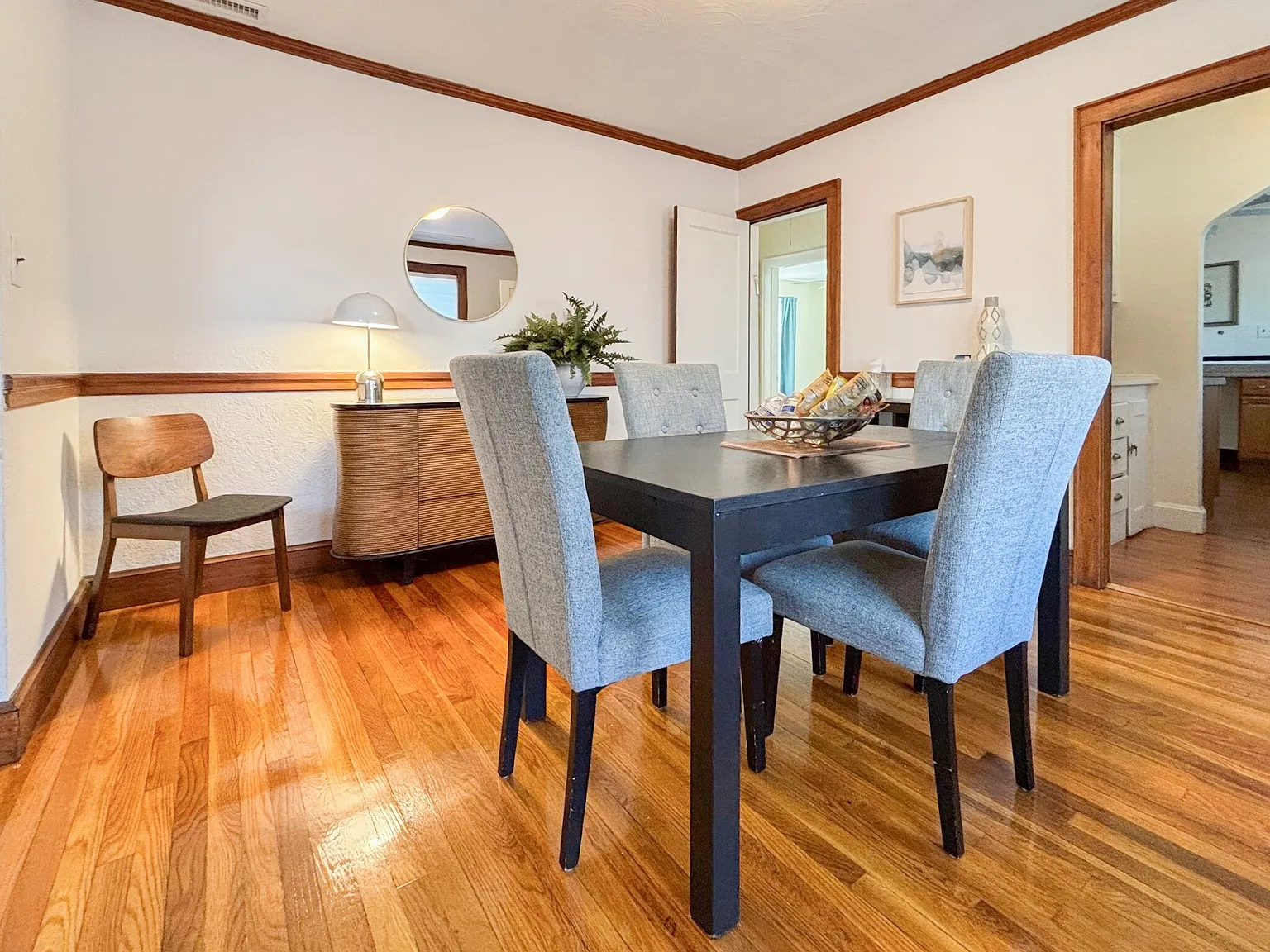 3 bed, 1100 sqft, $9,000 — Photo 4