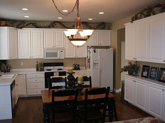 Large kitchen w/island