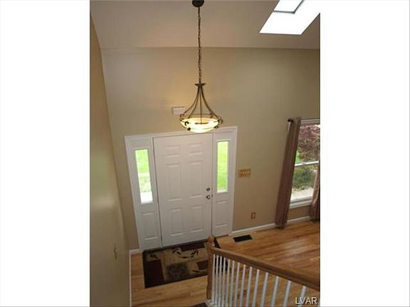 4th image of 638 E 10th St