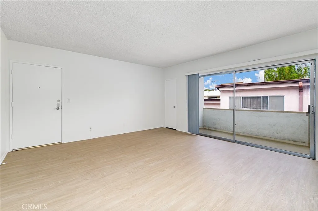 2 bed, 1000 sqft, $3,650 — Photo 3