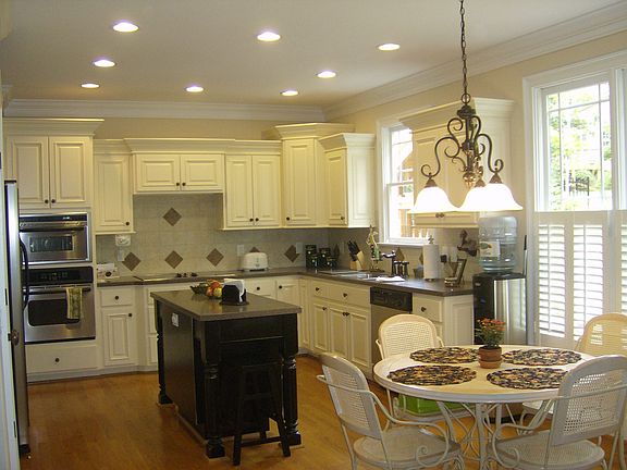 Kitchen-features a retractible hood-all appliances convey