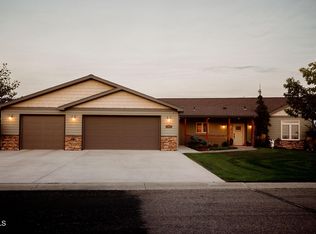 1406 Evergreen Dr NW, Jamestown, ND 58401